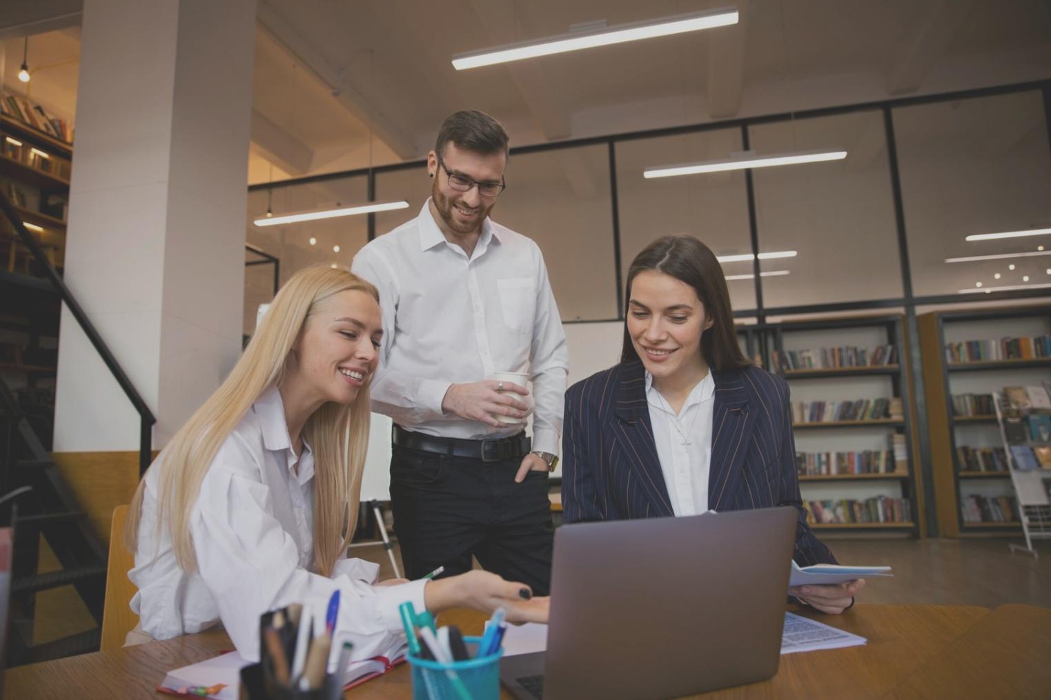 Session de formation en groupe sur la sécurité financière